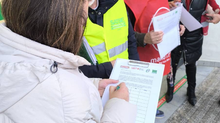 Imagen de archivo de una campaña de recogida de firmas con otros sindicatos.